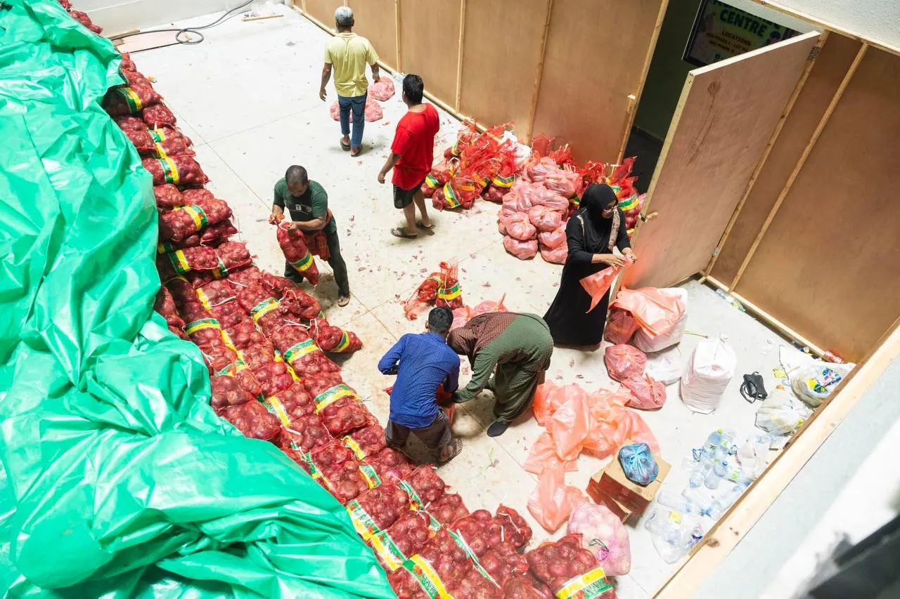 The onions gifted by China Chamber of Commerce being distributed (Photo/ The commoners)