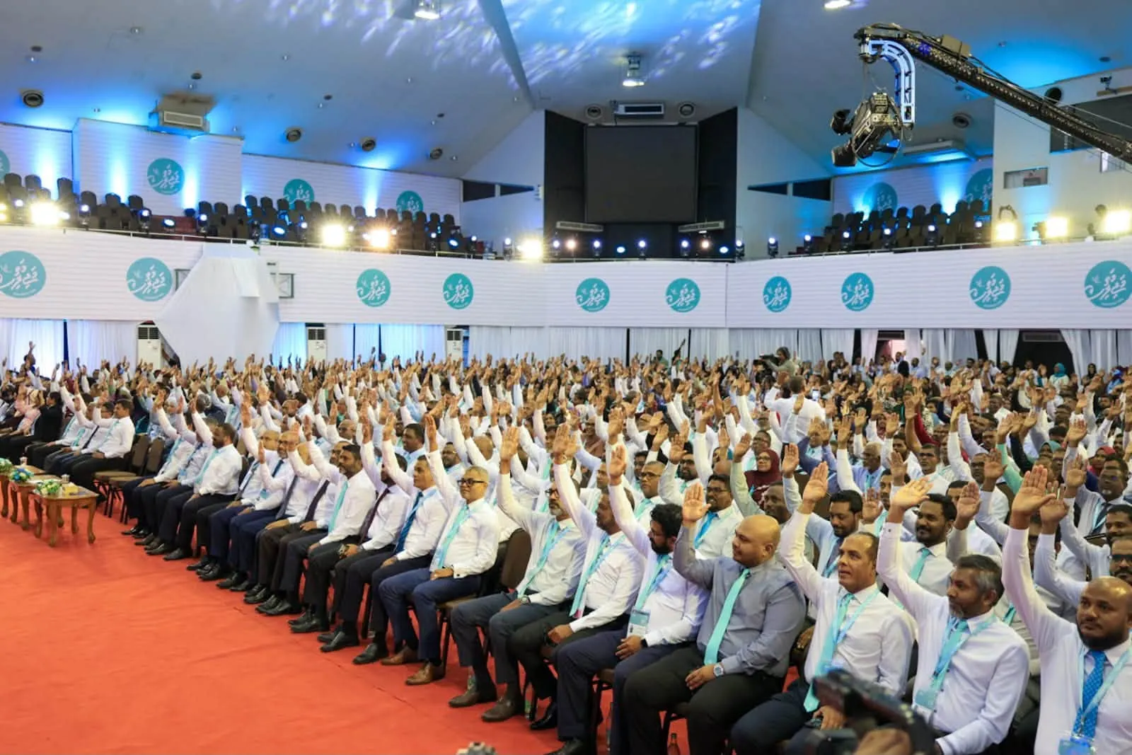 އަތް އުފުލައި ނެގި ވޯޓަކުން ޕީއެންސީގެ ރިޔާސީ ޓިކެޓް ރައީސް ޑރ. މުޢިއްޒަށް ވެދުންކޮށްފި 