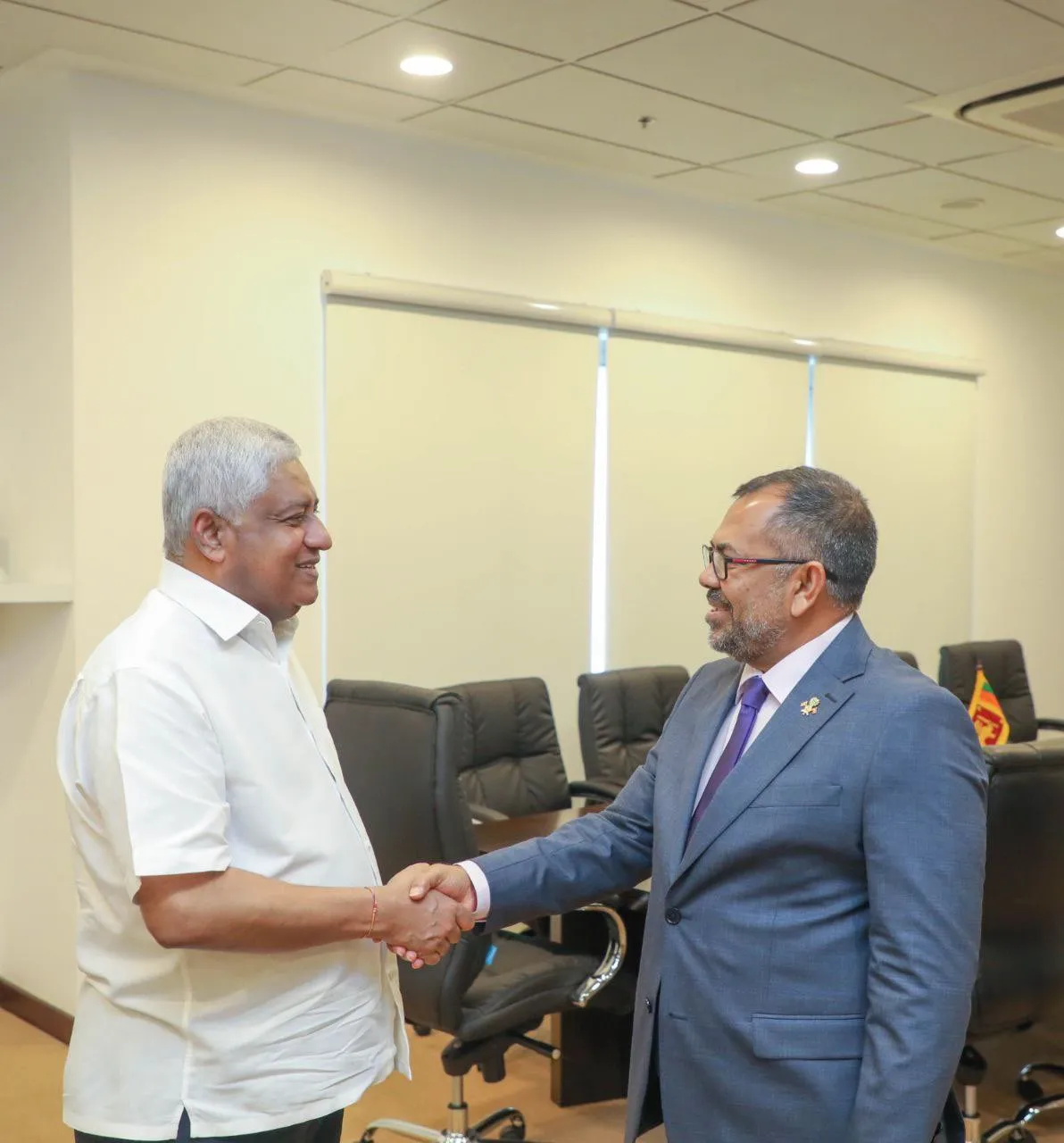 ސްރީލަންކާގެ ވިސާ ޕޮލިސީއަށް ގެނައި ބަދަލުތަކުން ދިމާވެފައިވާ ދަތިތައް ޙައްލުކުރުމަށް މަޝްވަރާ ކުރައްވައިފި