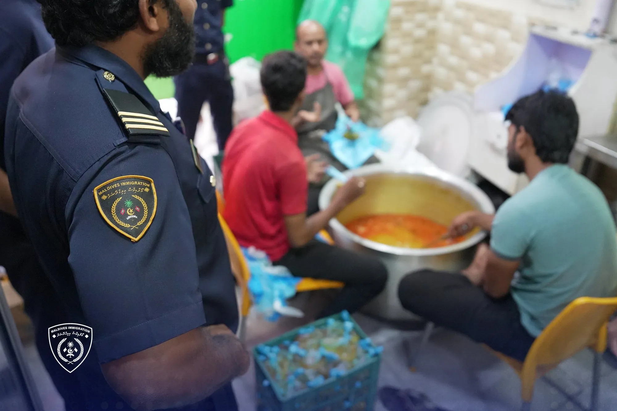 ނުތާހިރުކޮށް ކާބޯތަކެތި ވިއްކި ތަނަކުން ބިދޭސީންތަކެއް ހިފަހައްޓައިފި