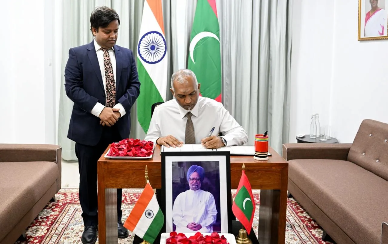 President Dr. Mohamed Muizzu signing the Condolence Book  honoring former Indian PM Dr. Manmohan Singh (Photo/President's Office)