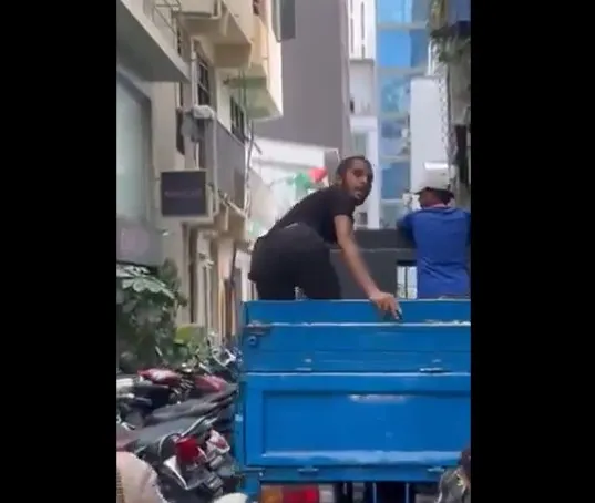 ޕިކަޕެއް ތެރޭގައި އާންމު އިޖުތިމާއީ މިންގަނޑާއި ހިލާފަށް އުޅުނު މީހަކު ހޯދަނީ