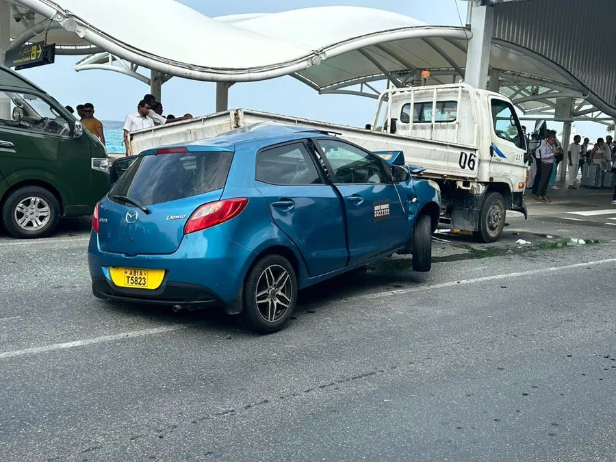 ވީއައިއޭގައި ކާރަކާއި ޕިކަޕެއް ޖެހި ނުރައްކާތެރި އެކްސިޑެންޓެއް ހިނގައިފި