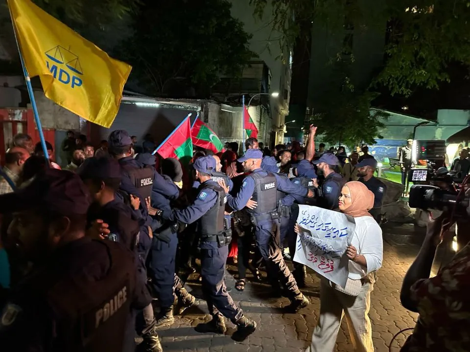 ކަނޑައެޅިފައިވާ ސަރަހައްދުތަކުން ބޭރުގައި، އާންމު ރައްޔިތުންގެ ހައްގުތަކަށް އުނިކަންލިބޭ ގޮތަށް ބާއްވާ އެއްވުންތަކަށް ފުރުސަތު ނުދެވޭނެ ކަމަށް ފުލުހުން ބުނެފި