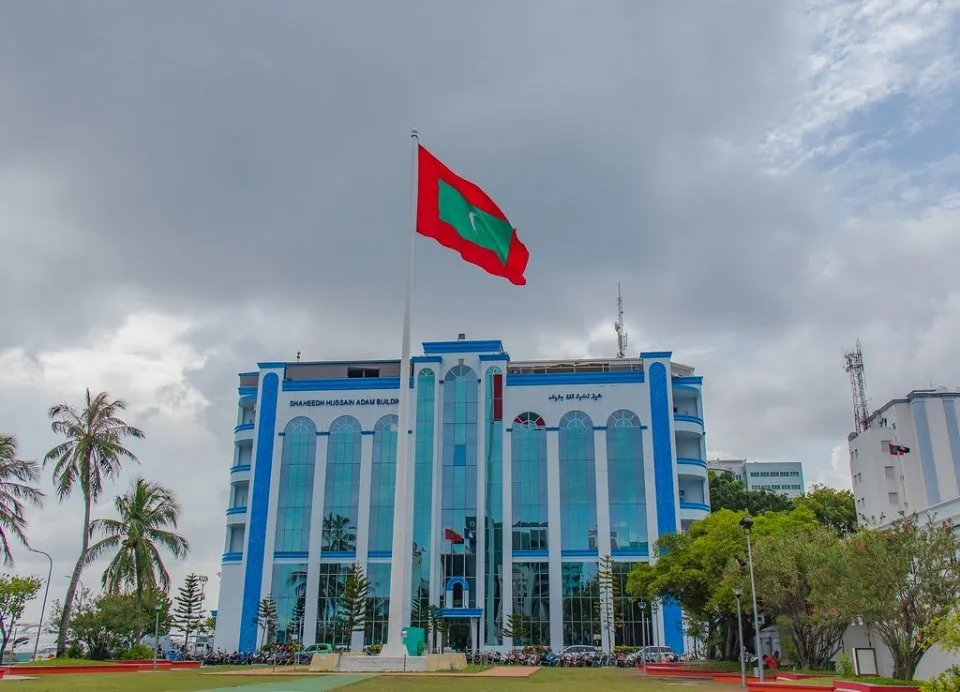 މެއިޑަކު ކުޑަކުއްޖަކަށް އަނިޔާކުރި މައްސަލައެއް ފުލުހުން ބަލަނީ!
