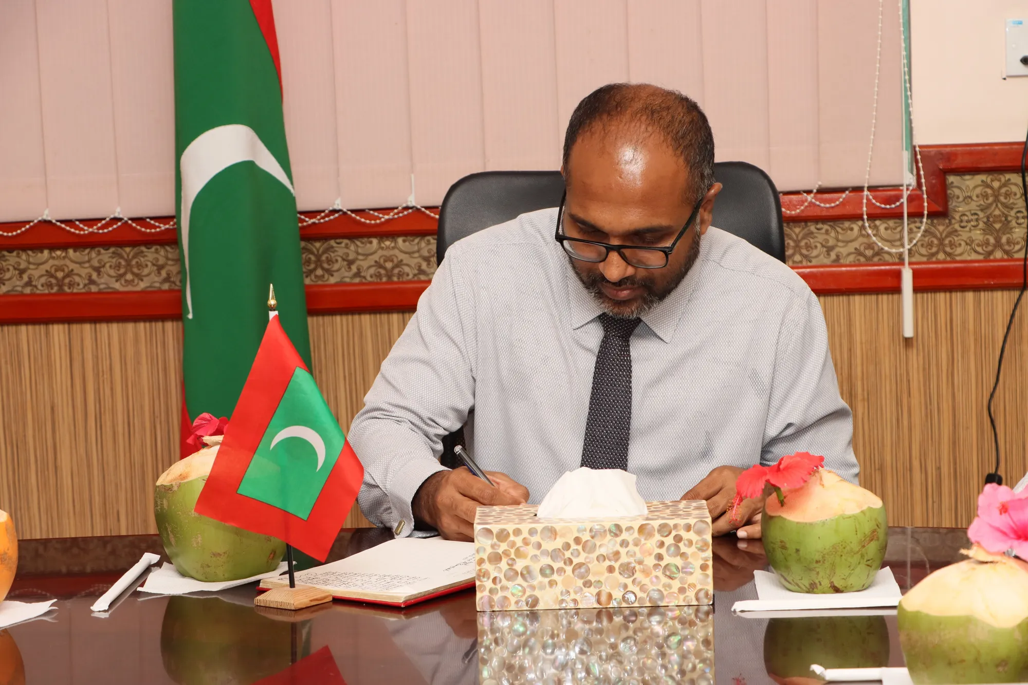 އިމިގްރޭޝަނުގެ މުއައްޒަފުންތަކެއް ރިޝްވަތު ނެގިކަމަށް ބުނާ މައްސަލައެއް ބަލަނީ