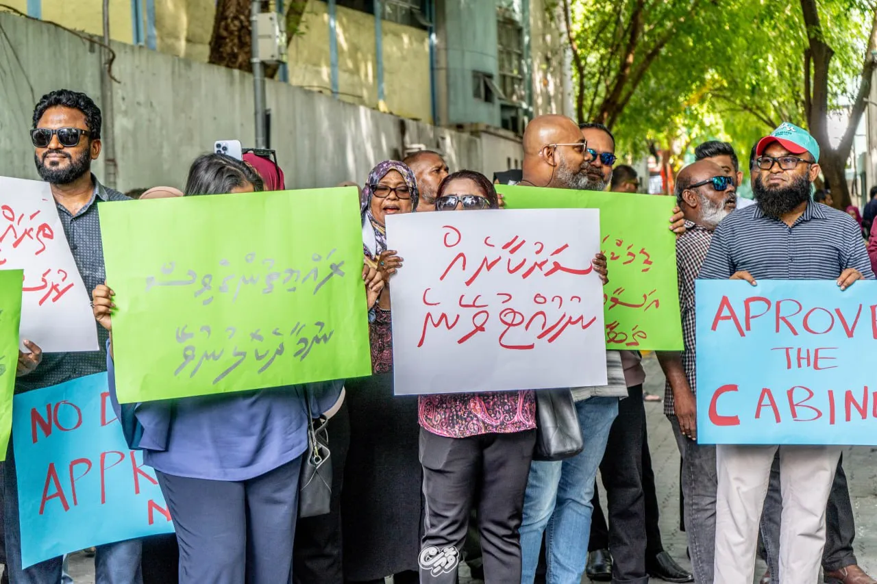 މުޒާހަރާ ކުރި ދުވަހު މަޖިލީހުގެ ގޯތި ތެރެއަށް އުކީ ކުކުޅު ބިސް، އެހެން އެއްޗެއް އެއްލާފައެއް ނުވޭ: ސިފައިންނާއި ފުލުހުން