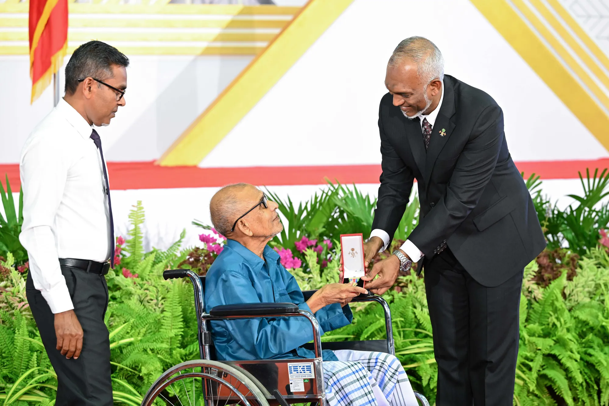 ދިވެހި ދައުލަތަށް ޚިދުމަތް ކުރެއްވި 138 ބޭފުޅަކަށް ޝަރަފުގެ ބެޖާއި އައްޑަނަ ދެއްވައިފި