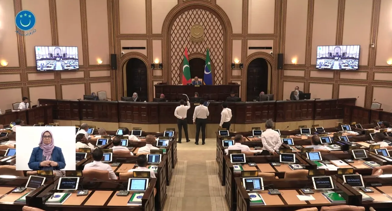 މައުޟޫއިން ބޭރުން ސުވާލުކުރަން މެންބަރުންނަށް ފުރުސަތު ނުދެއްވާތީ މަޖިލިސް ހޫނު ވެއްޖެ!