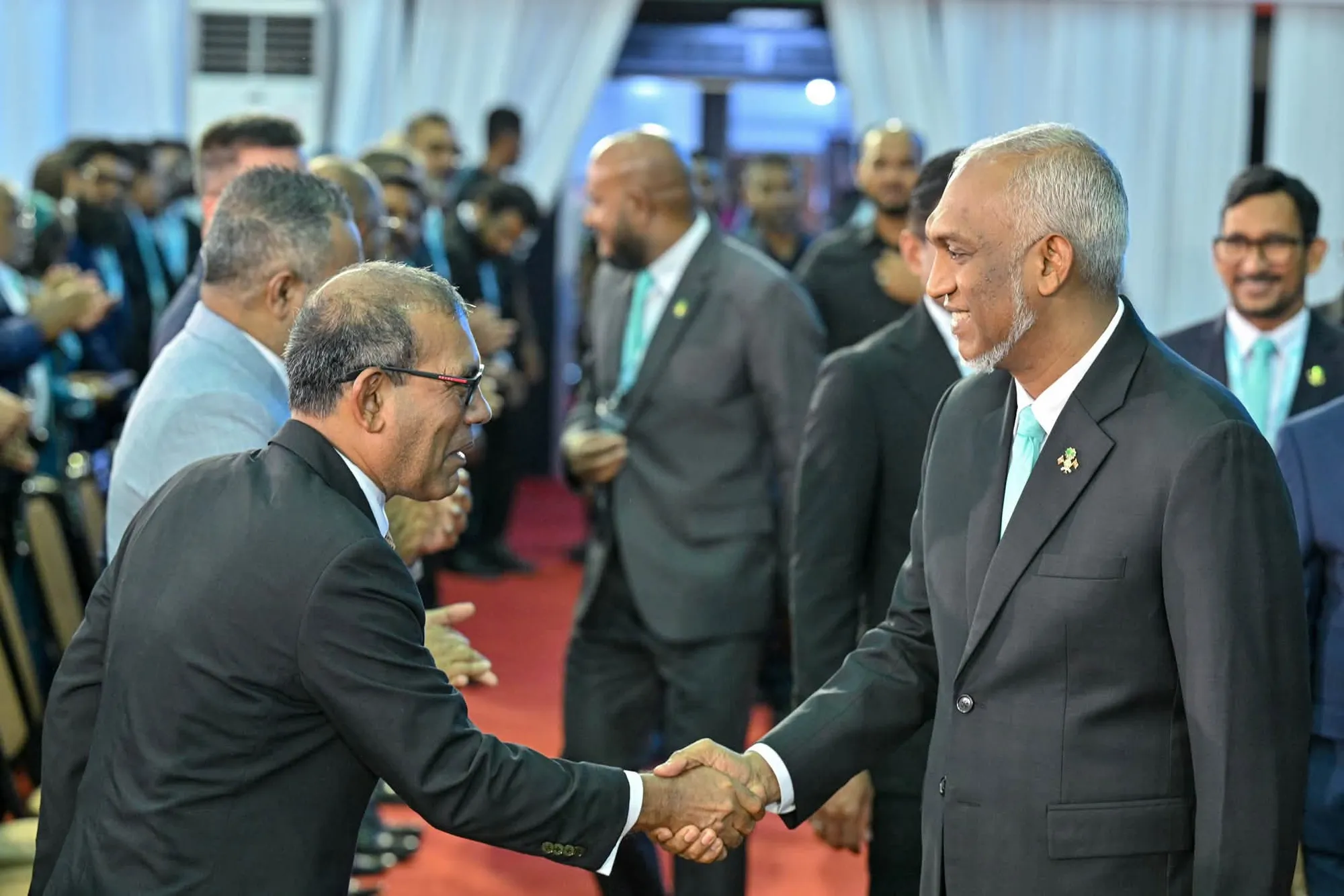 ރައީސް ޑރ. މުޢިއްޒާއި ރައީސް ނަޝީދު މިރޭ ރާއްޖެ ވަޑައިގެންނެވީ އެއް ފްލައިޓެއްގައި
