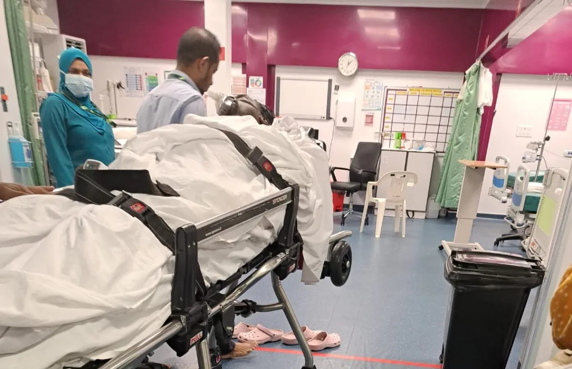 The individual who suffered a heart attack being transferred to red zone in IGMH (Photo/ Social media)