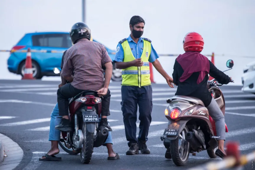 ހުޅުމާލޭގައި ނުރައްކާތެރިކޮށް ސައިކަލު ދުއްވި ޒުވާނަކު ޖޫރިމަނާކޮށް، ސައިކަލް ޓޯކޮށްފި 