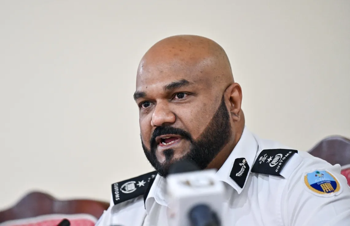 ވަގަށް ސިނގިރޭޓު އެތެރެކުރި މައްސަލައިގައި މުއައްޒަފަކު ސަސްޕެންޑްކުރި: ކަސްޓަމްސް