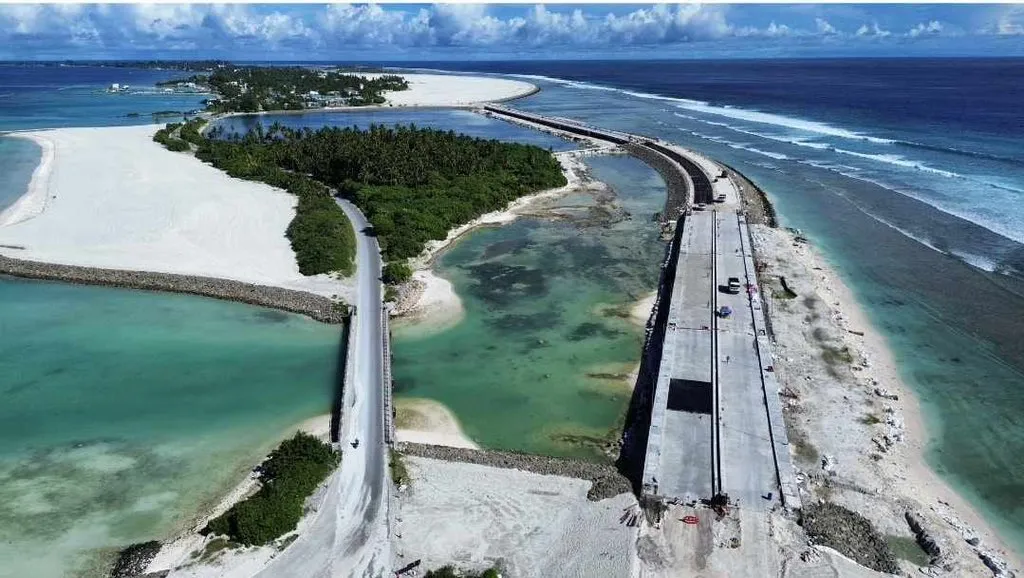 އައްޑޫގެ ފޯ-ލޭން ޑީޓުއަރ ލިންކްގެ 200 މީޓަރުގެ ސަރަހައްދުގައި ތާރު އަޅައިފި