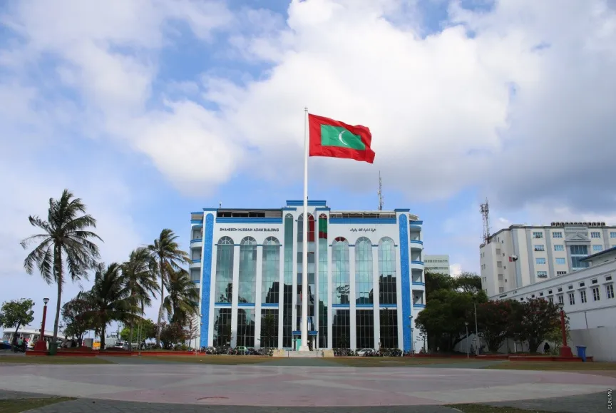 މާލޭގައި މީހަކު ހިފަހައްޓާ ފޭރެން އުޅުނު މީހަކު ހައްޔަރުކޮށްފި