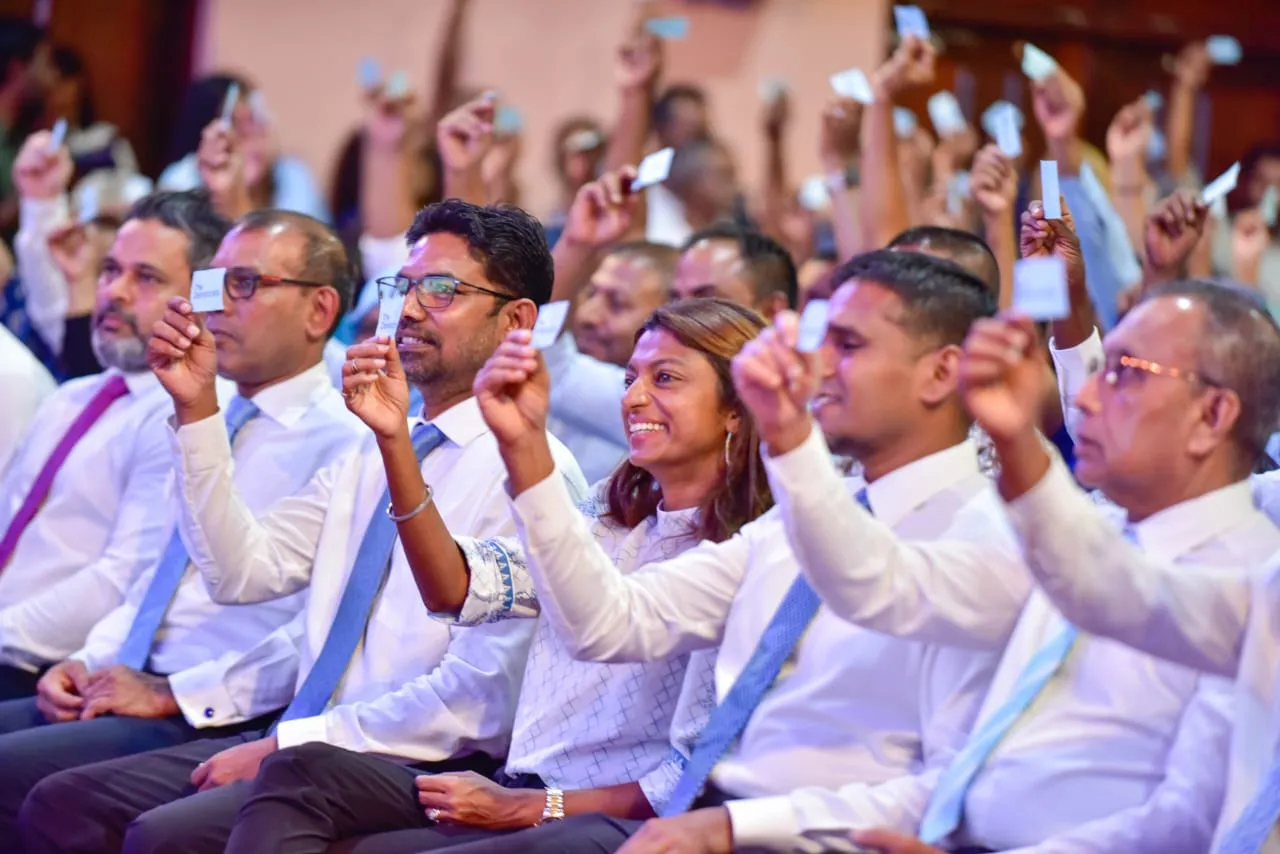 ޑިމޮކްރެޓްސް އުވާލާ، ނަޝީދު ހިމެނިވަޑައިގަންނަވާހެން ހުރިހާ މެންބަރުން އެމްޑީޕީއާ އަލުން ގުޅެނީ