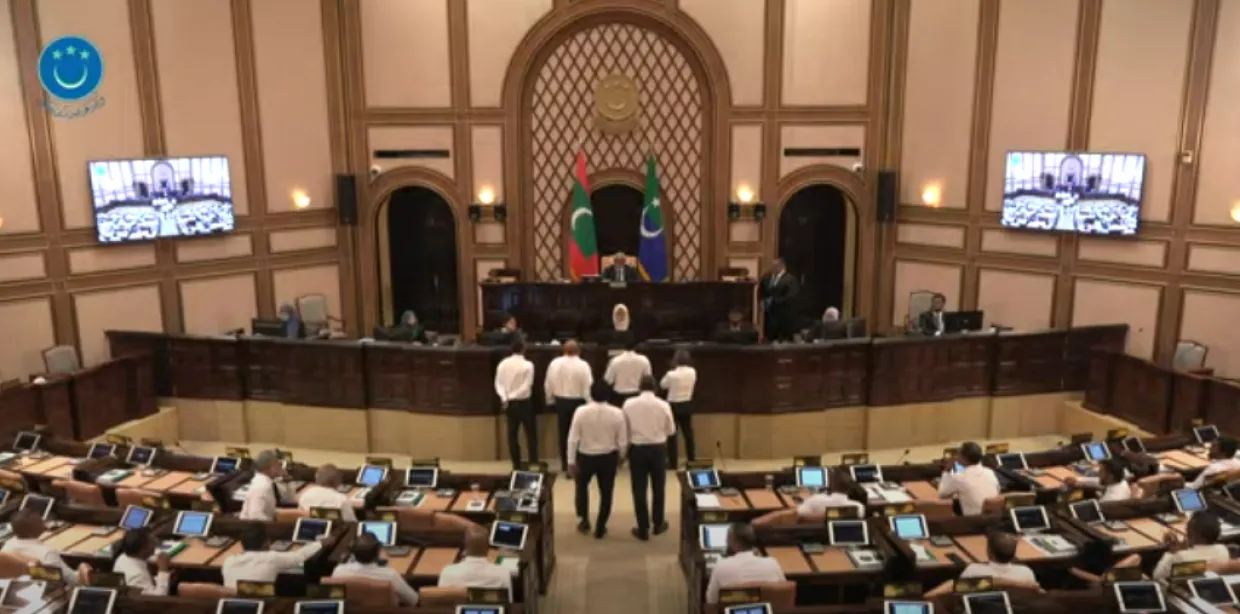 ފިލްޒާގެ ލަފަޔަށް ބެލުމެއް ނެތި ފަނޑިޔާރުން މަދުކުރާ ބިލް ތަޅުމަށް ފޮނުވުމުން މަޖިލިސް ހޫނުވެއްޖެ!