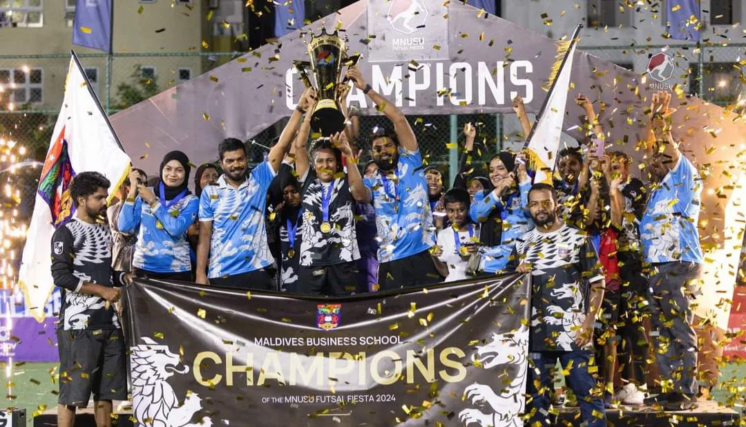 އެމްބީއެސްގެ ކުޅުންތެރިން މުބާރާތުގެ ޓްރޮފީއާއެކު އުފާފާޅުކުރަނީ... ފޮޓޯ: އެމްއެންޔޫއެސްޔޫ