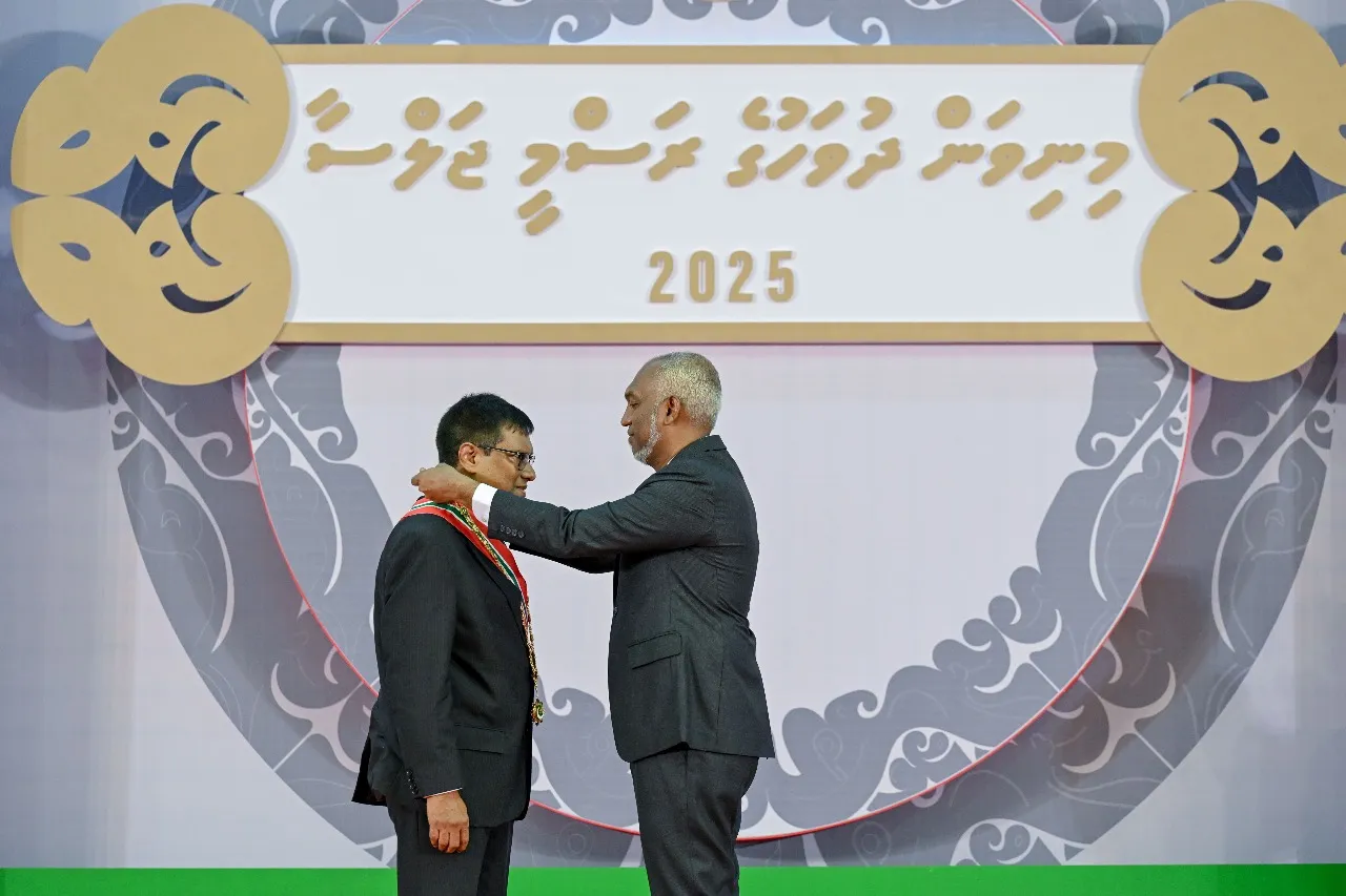 ކުރީގެ ޗީފް ޖަސްޓިސް މުއުތަސިމް އަދުނާނަށް ނިޝާން އިއްޒުއްދީނުގެ އިއްޒަތުގެ ވެރިކަމުގެ ލަގަބު އަރުވައިފި