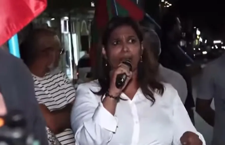 މުޒާހަރާގައި ކުޑަކުއްޖެއްގެ ކަރާމާތަށް އުނިކަން ލިބޭ ގޮތަށް ވާހަކަދައްކާފައިވާތީ، އެޗްއާރުސީއެމުން އެކަން ކުށްވެރިކޮށްފި