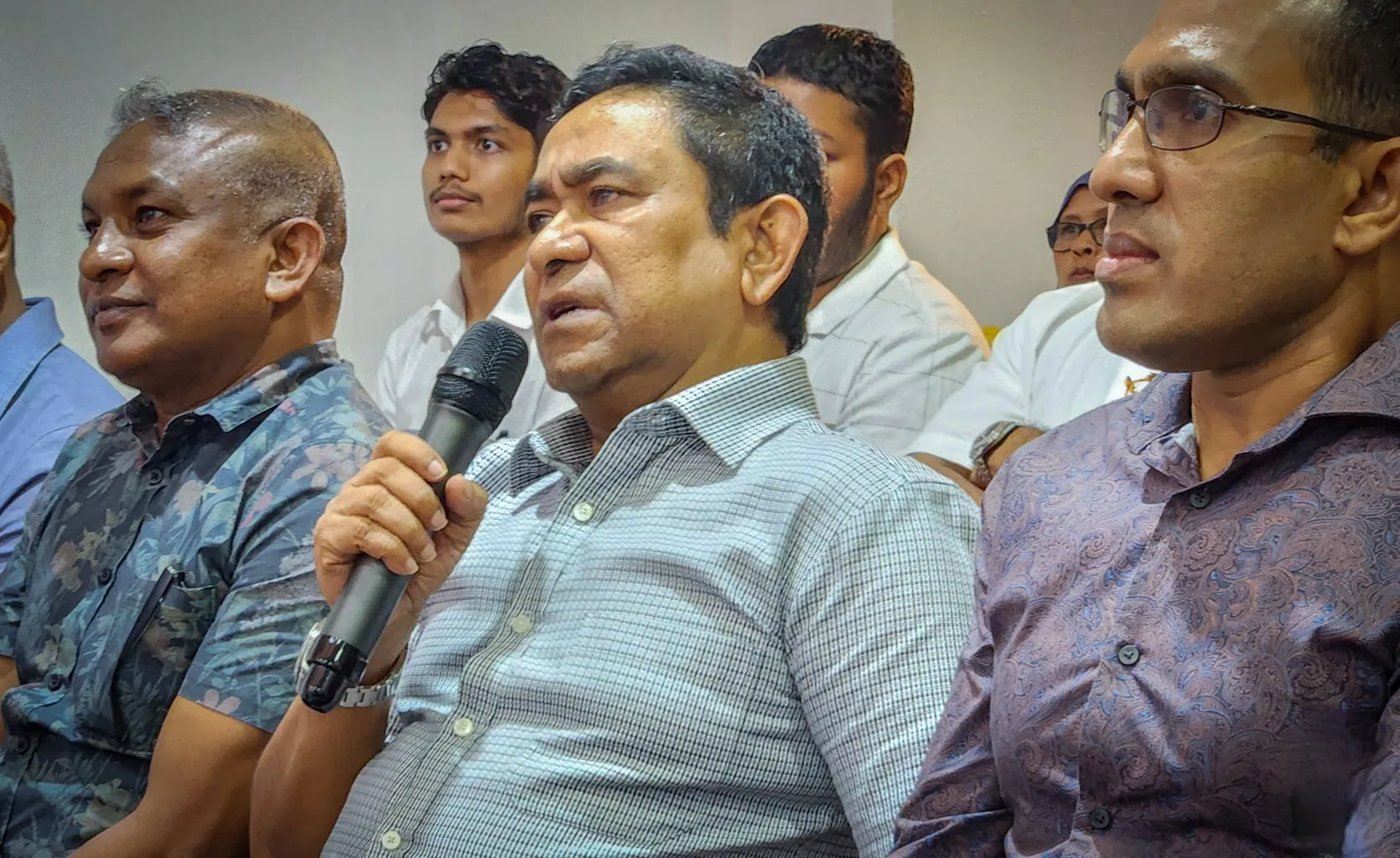 އަޅުގަނޑަށް އުނދަގޫ ވެގެން މި އުޅެނީ، އަނގަމަތީގައި މަލަން އަޅާފައި ހުރީމަ: ރައީސް ޔާމީން
