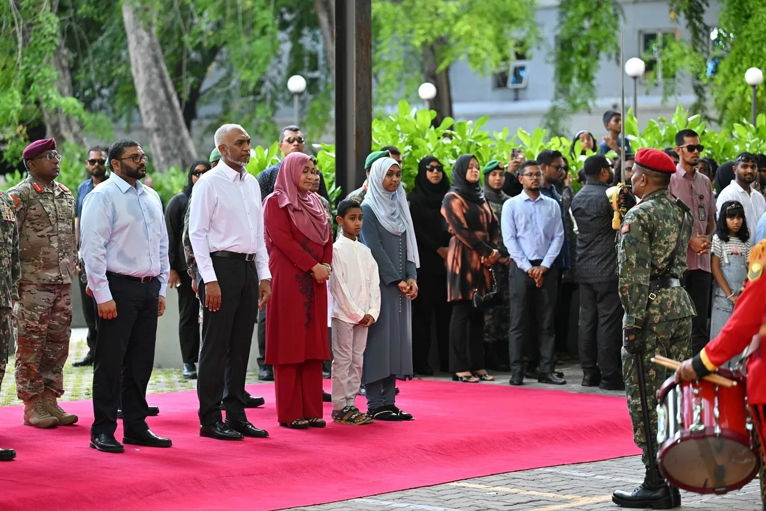 ސިފައިންގެ އަހަރީ ދުވަހުގެ ހިނގާލުން، ރައީސްގެ ދެކަނބަލުން ބައްލަވާލައްވައިފި