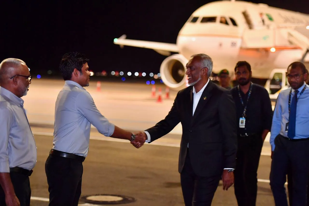 ޢުމްރާ ދަތުރުފުޅަށް ފަހު ރައީސްގެ ދެކަނބަލުން ރާއްޖެ ވަޑައިގެންފި