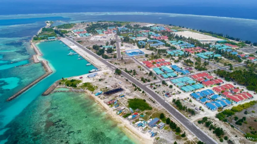 ދަތުރު ގޮސް އުޅުނު ކުއްޖަކު ގެނބިގެން ނިޔާވެއްޖެ