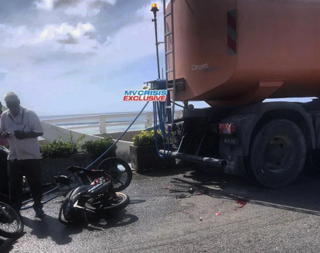 ހުޅުމާލެ ދެ ފޭސް ގުޅޭ ބްރިޖްގައި ނުރައްކާތެރި އެކްސިޑެންޓެއް ހިނގައިފި