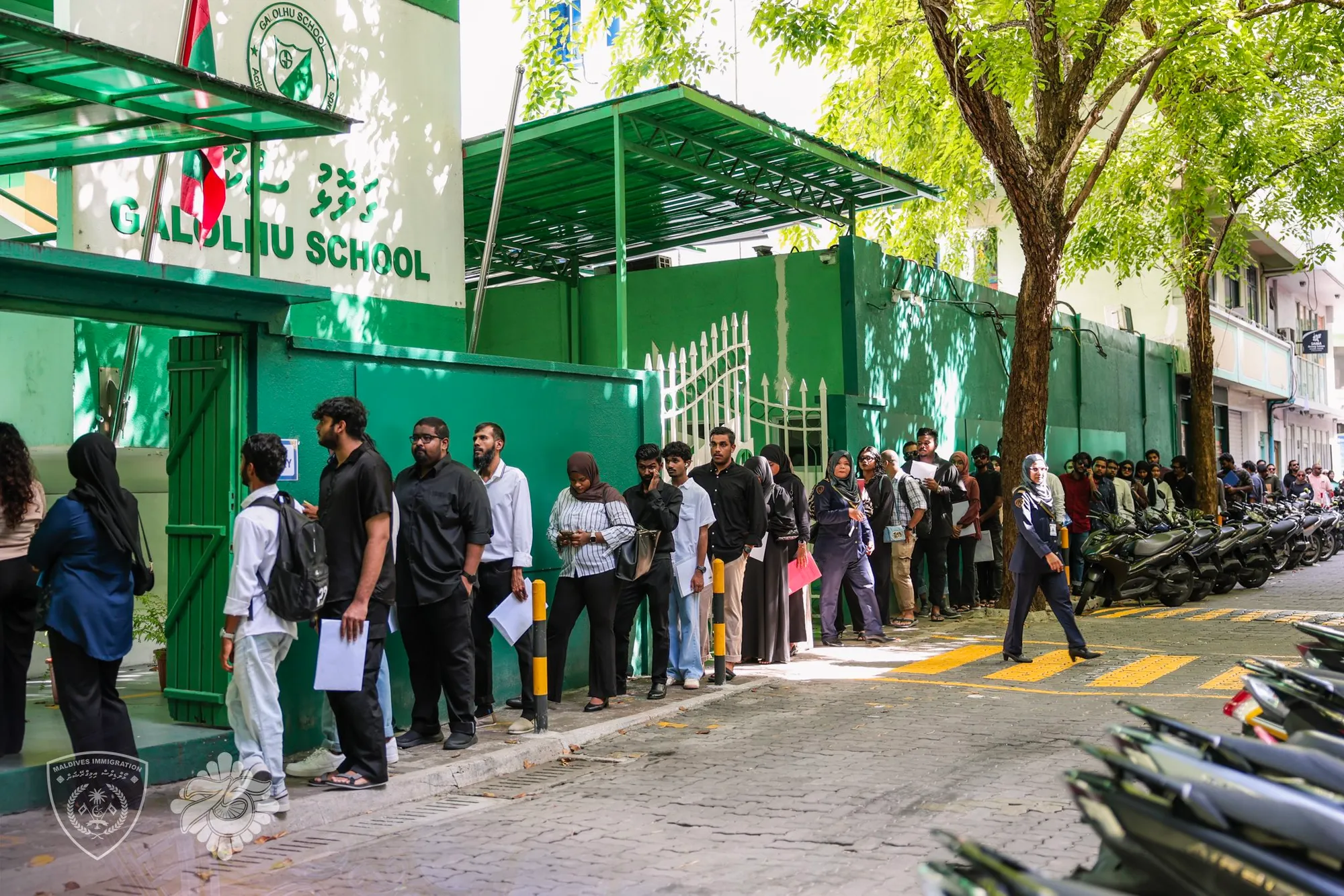 އިމިގްރޭޝަނުގެ ވަޒީފާތަކަށް ދިގު ކިއޫއެއް ދަމާލައިފި