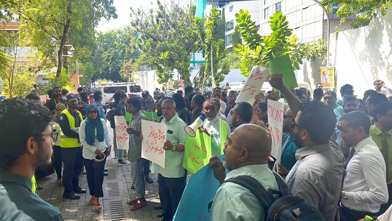 ބައެއް ވަޒީރުންނަށް ރުހުން ނުދޭން ނިންމުމާއި ގުޅިގެން އާންމުން އިހުތިޖާޖް ކުރަނީ