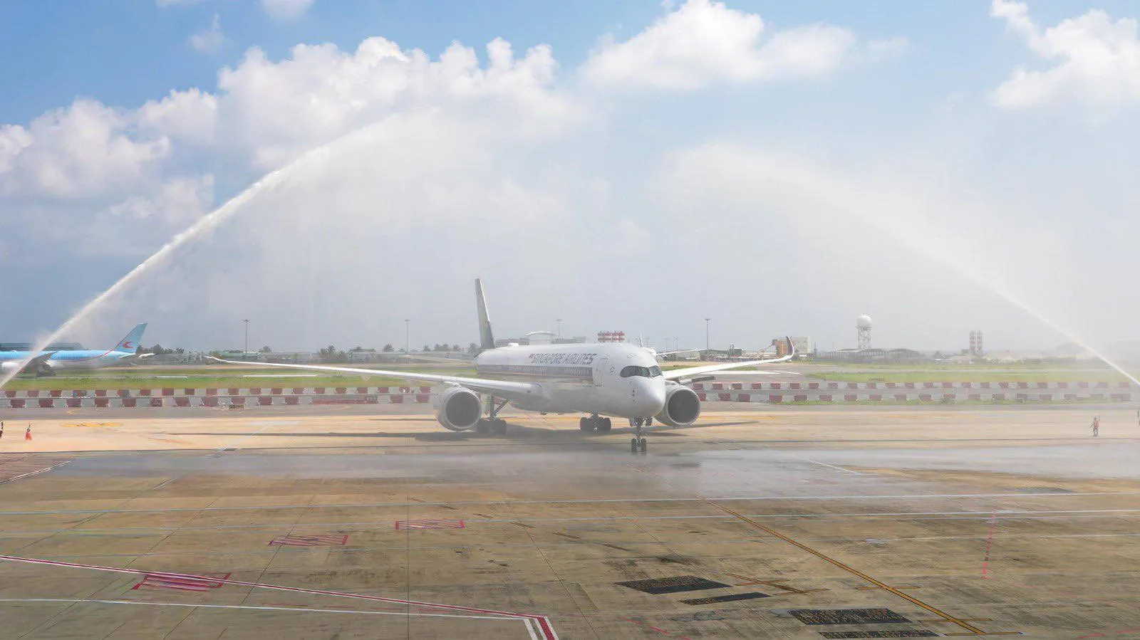 A water salute marks the arrival of Singapore Airlines Flight SQ432 at Velana International Airport (Photo/MACL)