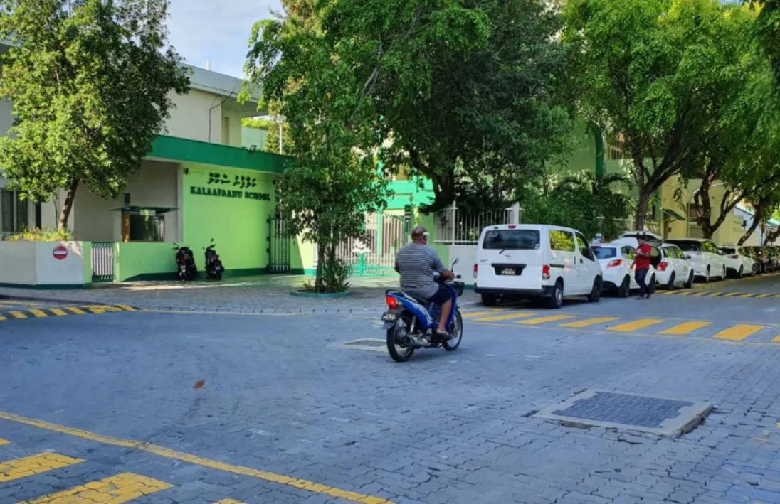 ޓީޗަރުވަނީ ދަރިވަރު އަނގަމަތީ ޓޭޕްއަޅައި އަތްބަނުމަށްފަހު އަނިޔާކޮށްފައި: ކުއްޖާގެ އާއިލާ