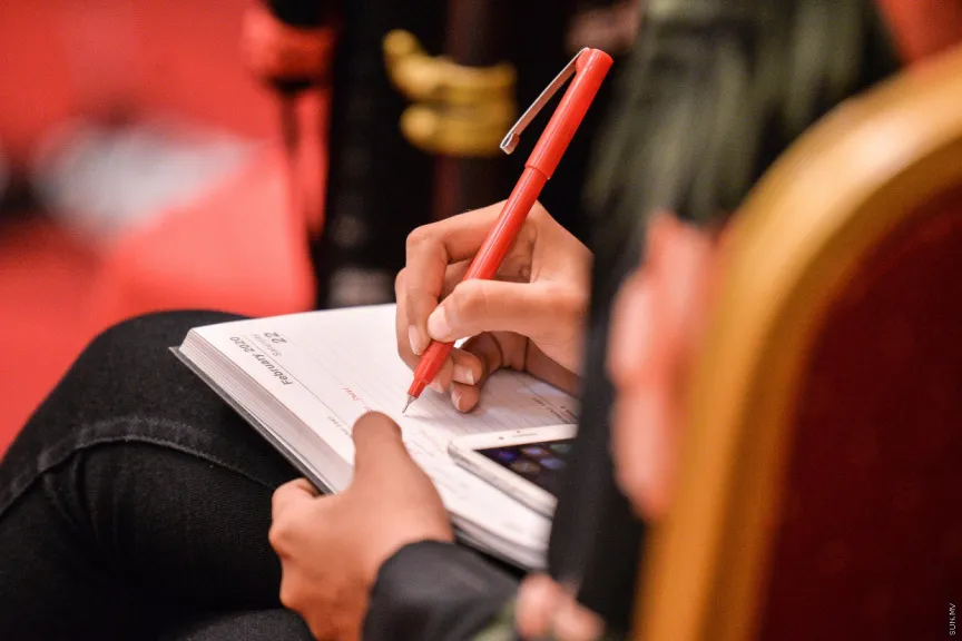 A journalist jotting down notes (Photo/Sun)
