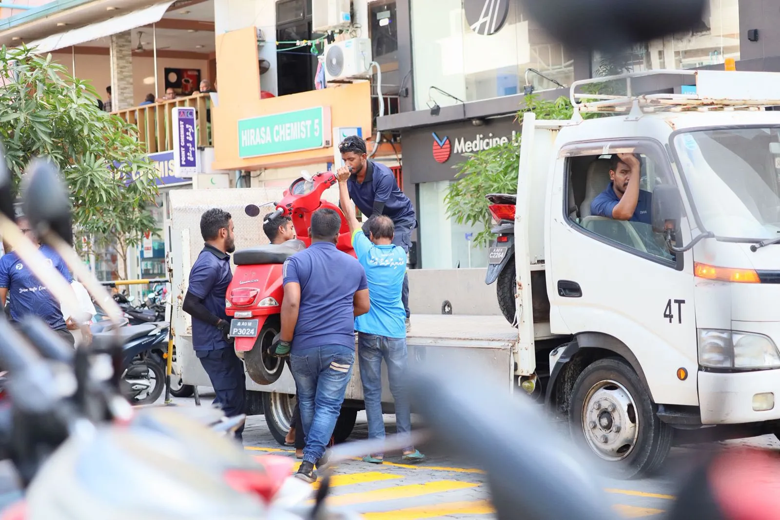 މިއަދު އެކަނިވެސް 40 ކާރާއި 168 ސައިކަލް މަގުތަކުން ނެގުނު: ފުލުހުން