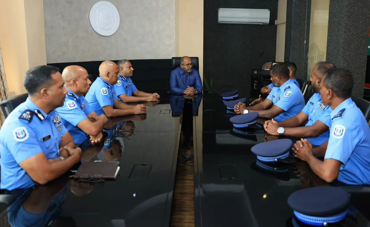  ފުލުހުންގެ ޑައިވަރުންގެ ޓީމާ، ދާޚިލީ ސަލާމަތާއި ފަންނިއްޔާތާ ބެހޭ ވަޒީރު ޢަލީ އިޙްސާން އާއި ކޮމިޝަނަރ އޮފް ޕޮލިސް އަޙްމަދު މުޙައްމަދު ބައްދަލުކުރެއްވުން / ފޮޓޯ: ފުލުހުންގެ މީޑިއާ
