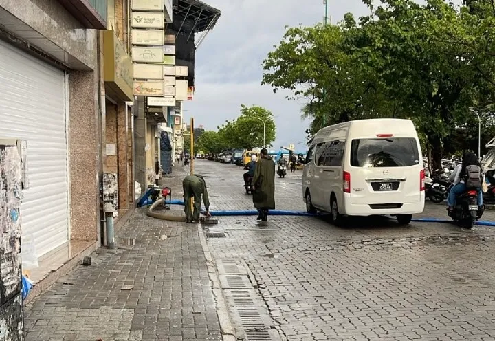 ފެންހިންދައި މާލޭގެ މަގުތައް އާންމު ހާލަތަށް؛ ގާތްގަނޑަކަށް 17000 ޓަނުގެ ފެން ބޭރުކުރި