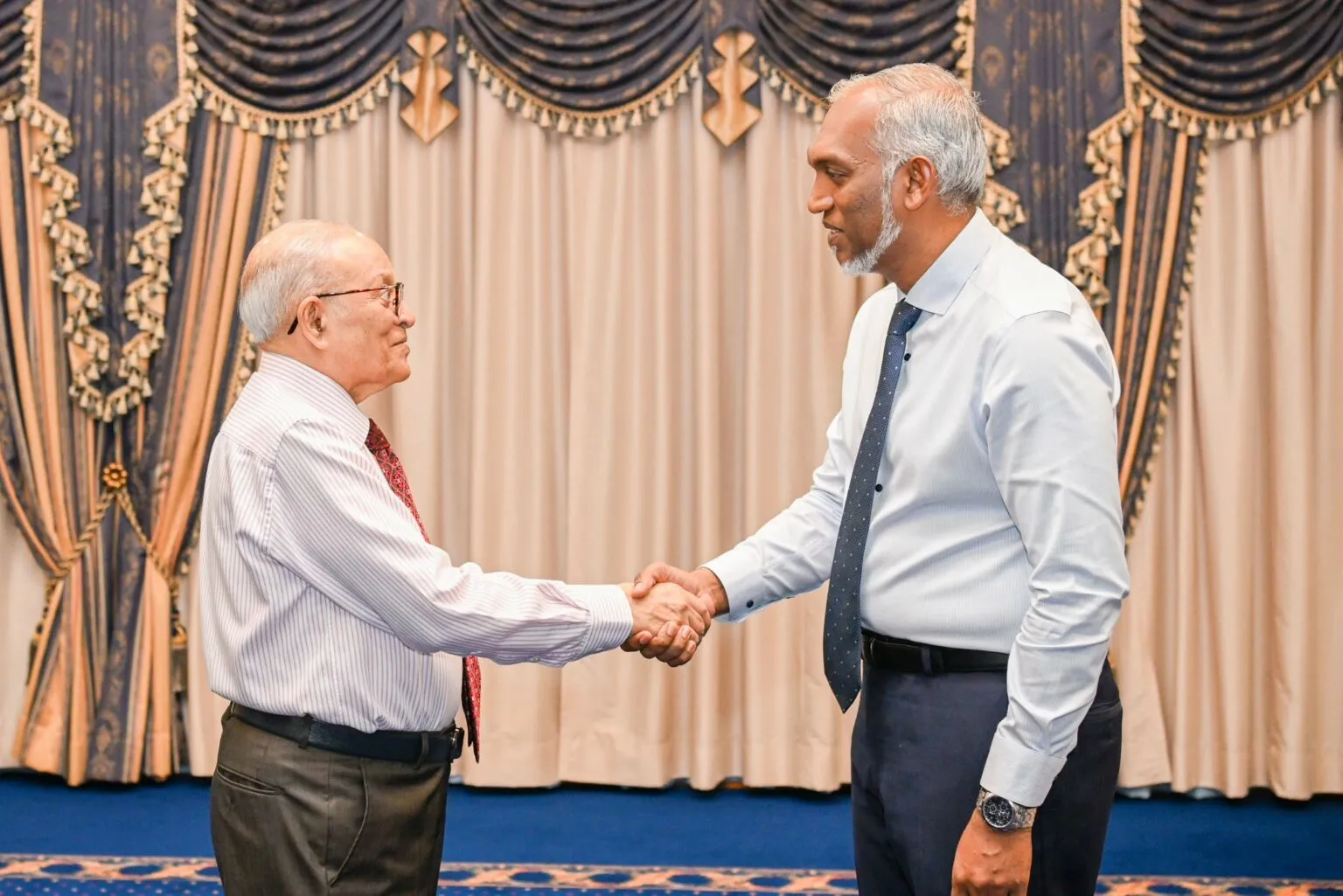 ރައީސް މުޢިއްޒު މިއަދުގެ ޖަލްސާގައި ދެއްކެވި ވާހަކަފުޅުތަކަށް ރައީސް މައުމޫންގެ ތަޢުރީފް