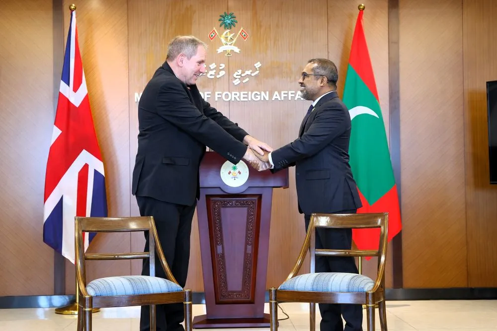 During handover ceremony of chairs used in  Maldives Independence Agreement (Photo/Foreign Ministry)
