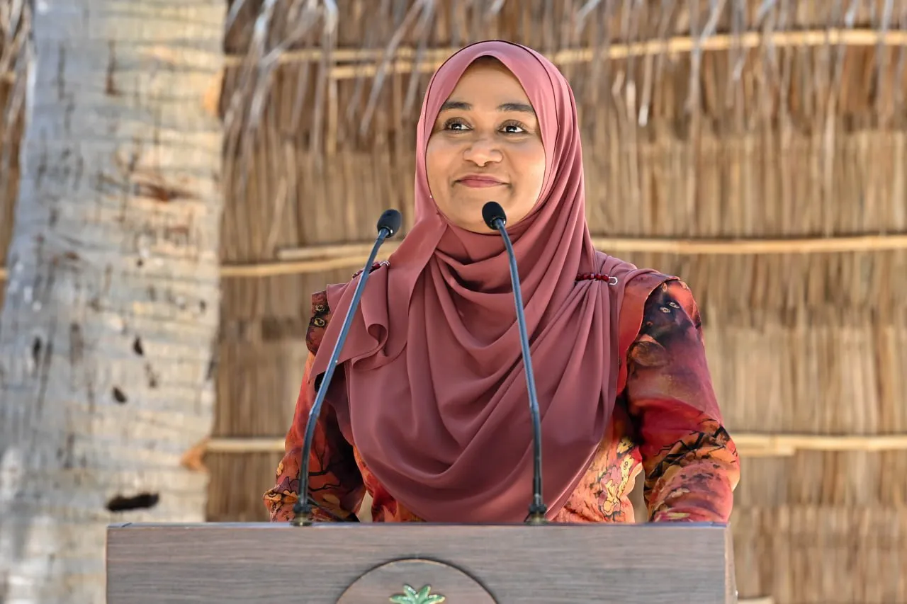ދިވެހިންގެ ސަގާފަތަކީ ދިރިއުޅުމުގެ ބައެއްގެ ގޮތުގައި ހެދެމަށް ރައީސުލްޖުމްހޫރިއްޔާގެ އަނބިކަނބަލުން އެދިވަޑައިގެންފި