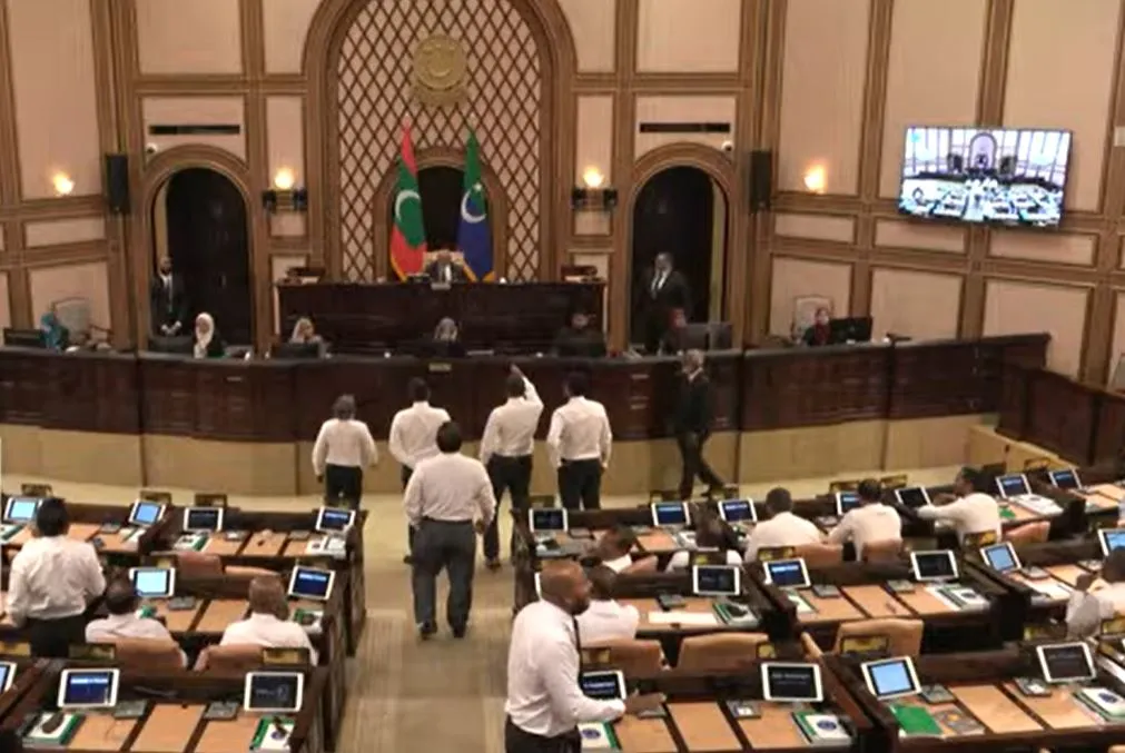 މަޖިލިސްގެ ތަޅުން ހޫނުވެ ބައެއް މެމްބަރުންގެ ނަން އިއްވައި ޖަލްސާ މެދުކަނޑާލައިފި