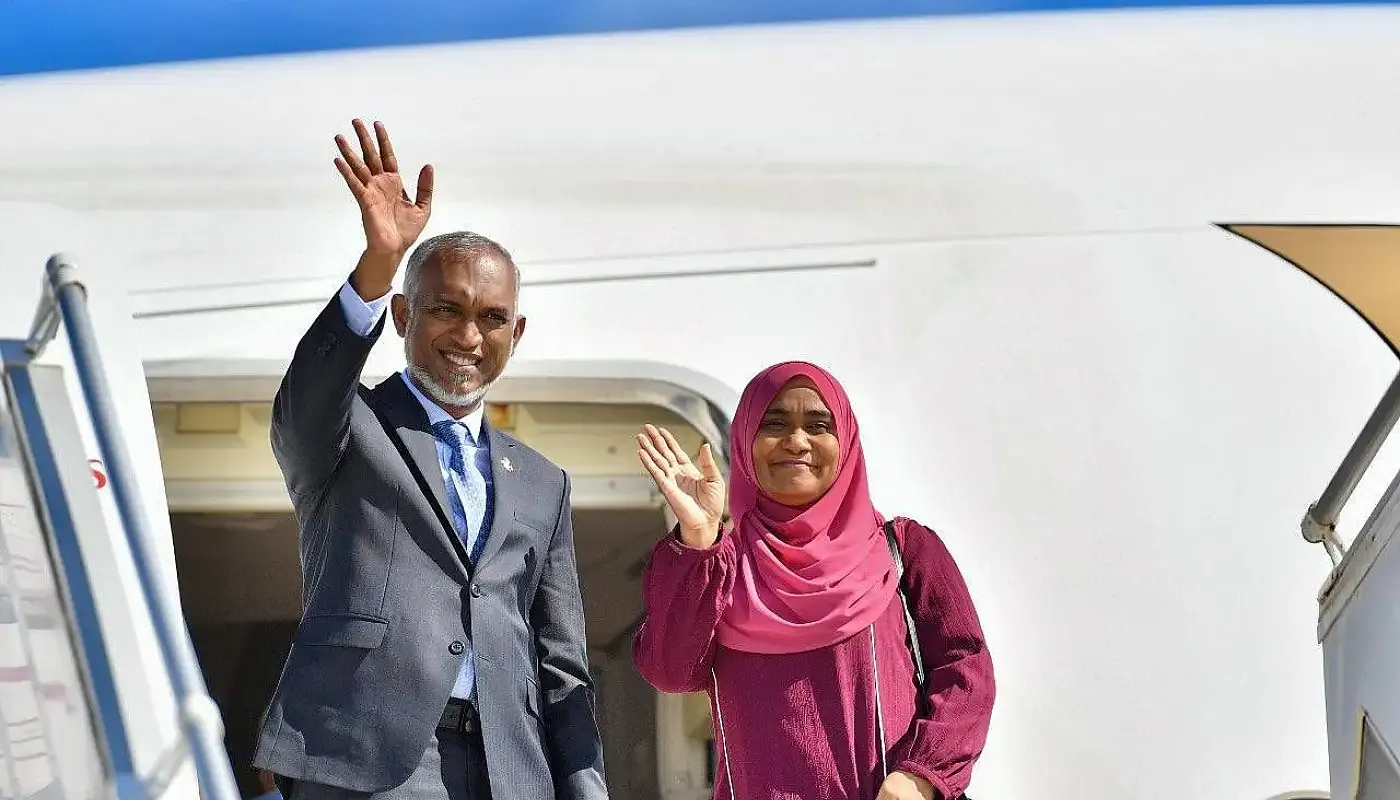 ރައީސް ޑރ.މުޢިއްޒުގެ ދެކަނބަލުން ސިންގަޕޫރުން ރާއްޖެ ވަޑައިގެންފި