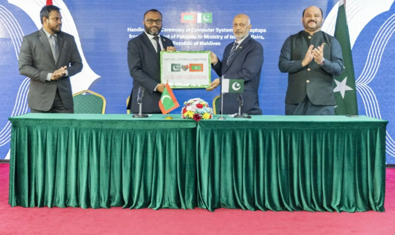 ޕާކިސްތާނުން އިސްލާމިކް މިނިސްޓްރީ އަށް ކޮމްޕިއުޓަރު ސިސްޓަމާއި ލެޕްޓޮޕްތަކެއް ހަދިޔާކޮށްފި
