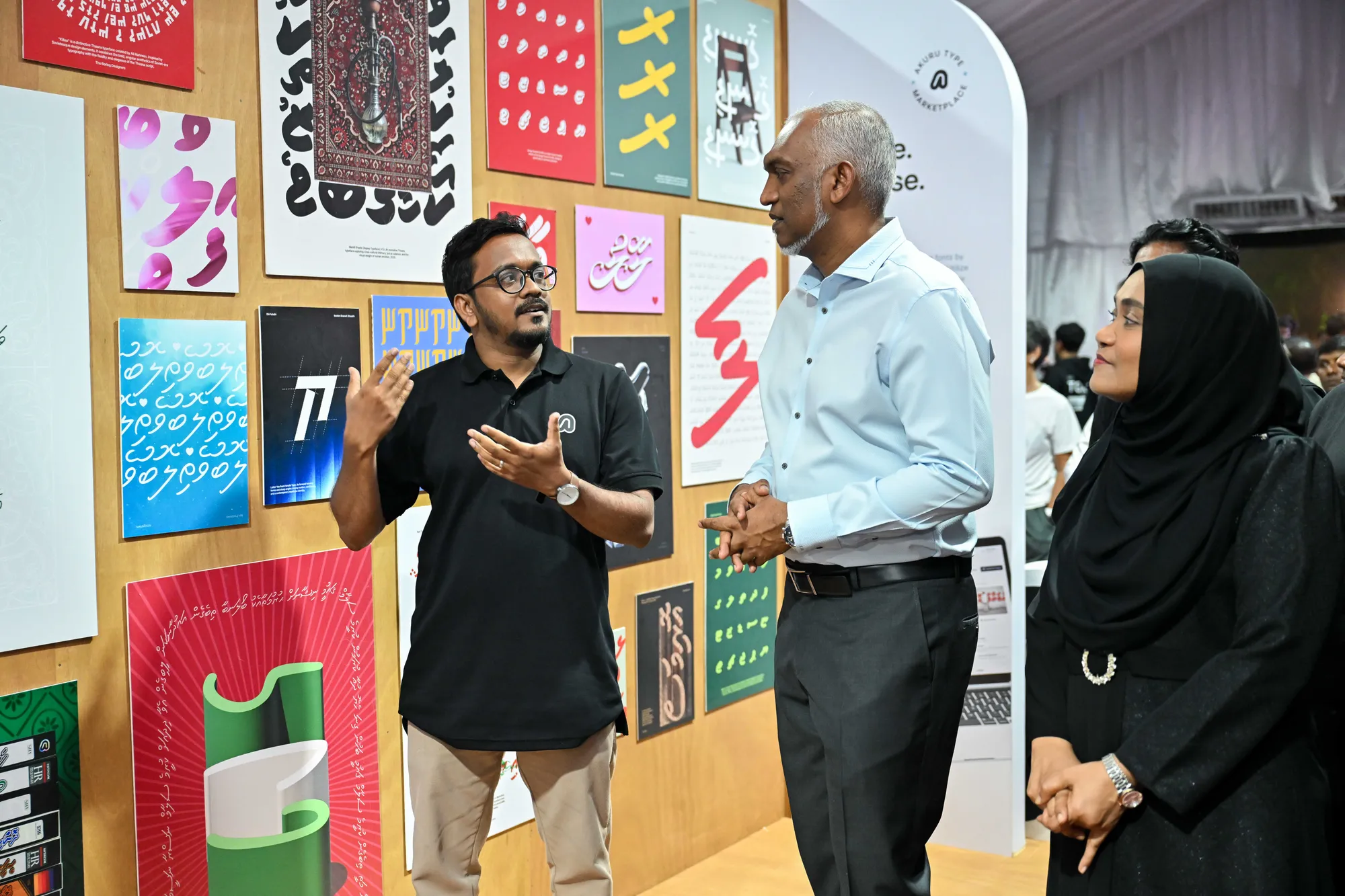 އުފެއްދުންތެރި ކަމުގެ މައުރަޒުގެ ބައިވެރިންނާ އެކު، ރައީސް 11 ގަޑިއިރު