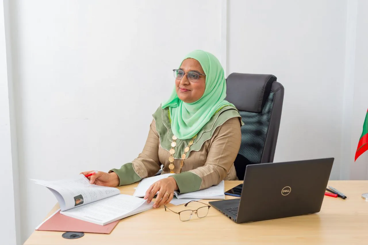 މިފަދަ ދަނޑިވަޅެއްގައި މެމްބަރުންގެ މުސާރަ ބޮޑު ކުރަނީ ދައުލަތް ދަރުވާލުމަށް: ޢާޒިމާ