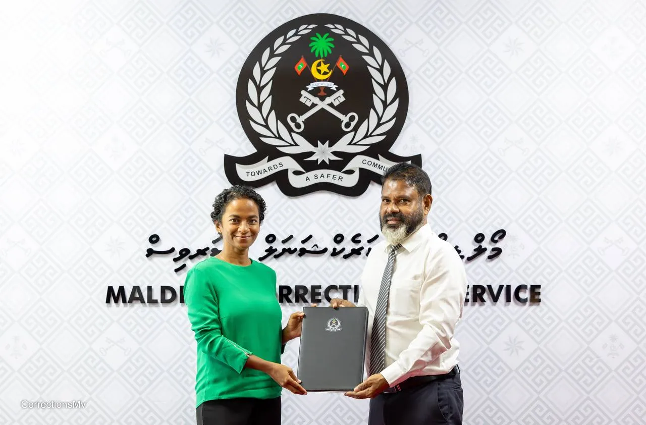 Commissioner of Prisons Hassan Zareer and President of Soneva Namoona Azhoora Ahmed