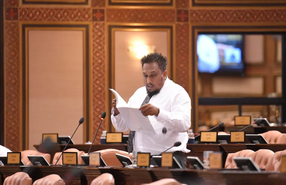 ދައުރުވަމުންދާ އާއްމު މިންގަނޑާ ޚިލާފް ވީޑިއޯ އާއި ގުޅިގެން ޕީޖީ ވަކީލަށް ފިޔަވަޅު އެޅުމަށް ކުއްލި މައްސަލައެއް!