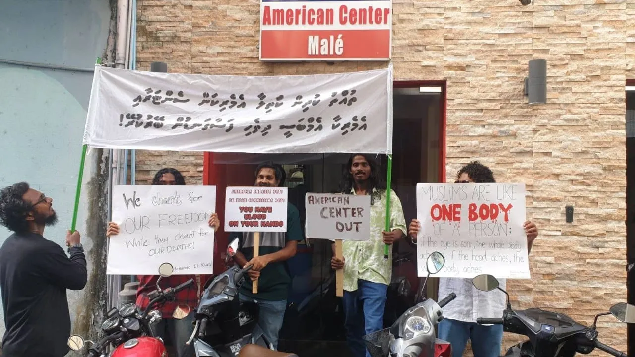 ދިވެހިރާއްޖޭގައި ހުރި އެމެރިކަން ސެންޓަރާއި އެމެރިކަން އެމްބަސީ، ރާއްޖެއިން ބޭރުކުރަން ގޮވާލައި ދިވެހިން ތަކެއް އިހްތިޖާޖު ކުރަނީ