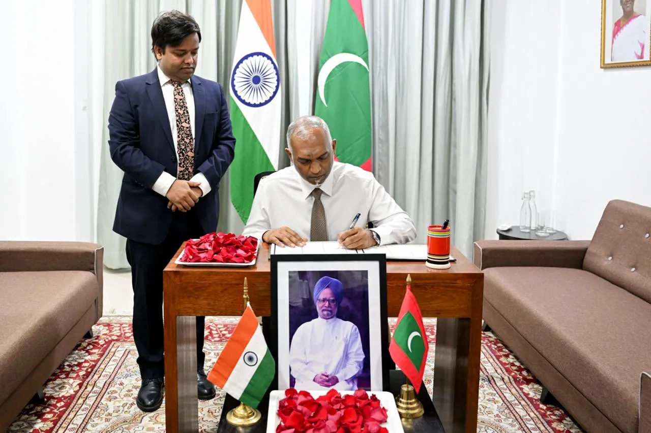 މަންމޯހަން ސިންގ ގެ ހަނދާނުގައި ހުޅުވާފައިވާ ތަޢުޒިޔާގެ ދަފްތަރުގައި ރައީސުލްޖުމްހޫރިއްޔާ ސޮއިކުރައްވައިފި