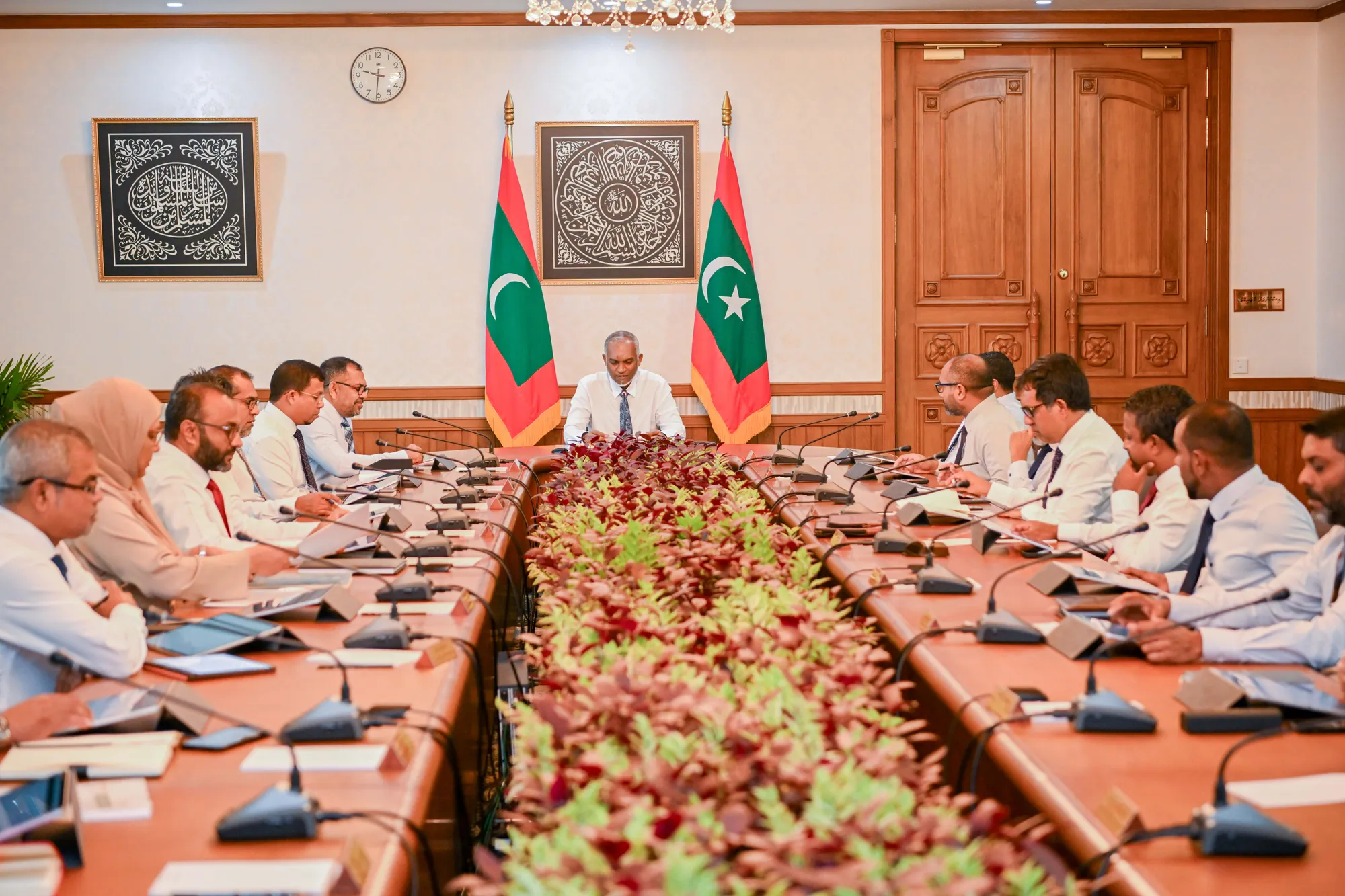 ޝާހިދު ދެއްކެވި ވާހަކައަކަށް ދައުލަތުގެ ގިނަ ވަޒީރުންނާ އިސްވެރިން ރައްދުދެއްވައިފި